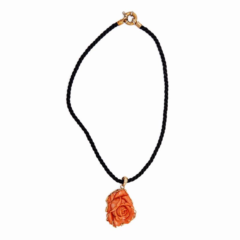 Collana con Pendente in Corallo Cerasuolo e Oro