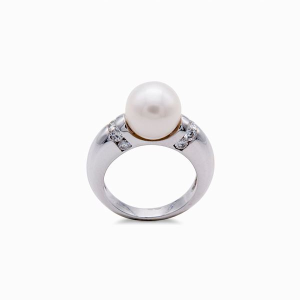 Anello in oro, perla e brillanti