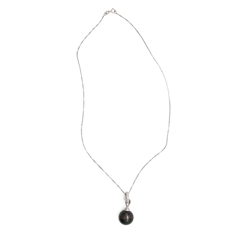 Pendente in Oro, Brillanti e Perla Nera.