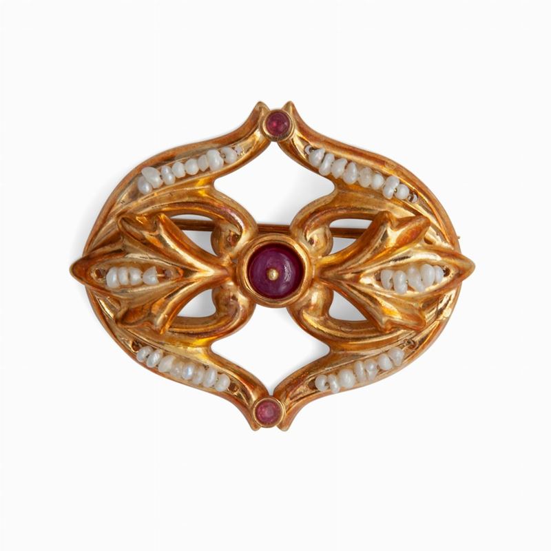 Spilla Ovale in Oro con Microperle e Rubini Cabochon