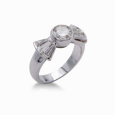 Anello in Oro, Brillante Centrale e Baguettes ai Lati