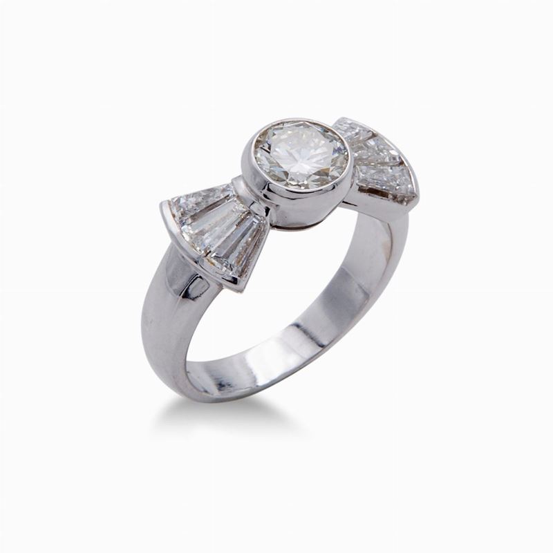 Anello in Oro, Brillante Centrale e Baguettes ai Lati
