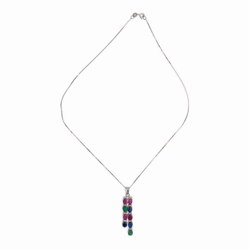 Collana con Pendente in Oro Zaffiri Smeraldi Rubini e Brillanti