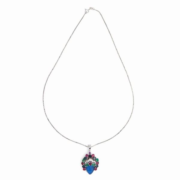 Collana con pendente in oro, brillanti, zaffiri, smeraldi e  rubini  - Asta Jewels - I - Casa d'Aste Arcadia