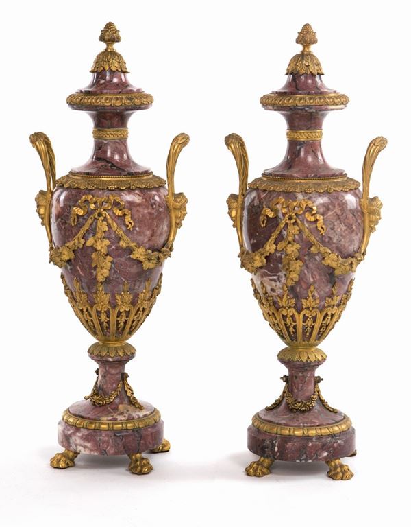 Coppia di potiches in marmo rosso e bronzo dorato, Francia, XIX secolo