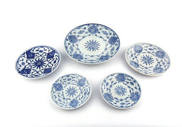 Cinque piatti in porcellana