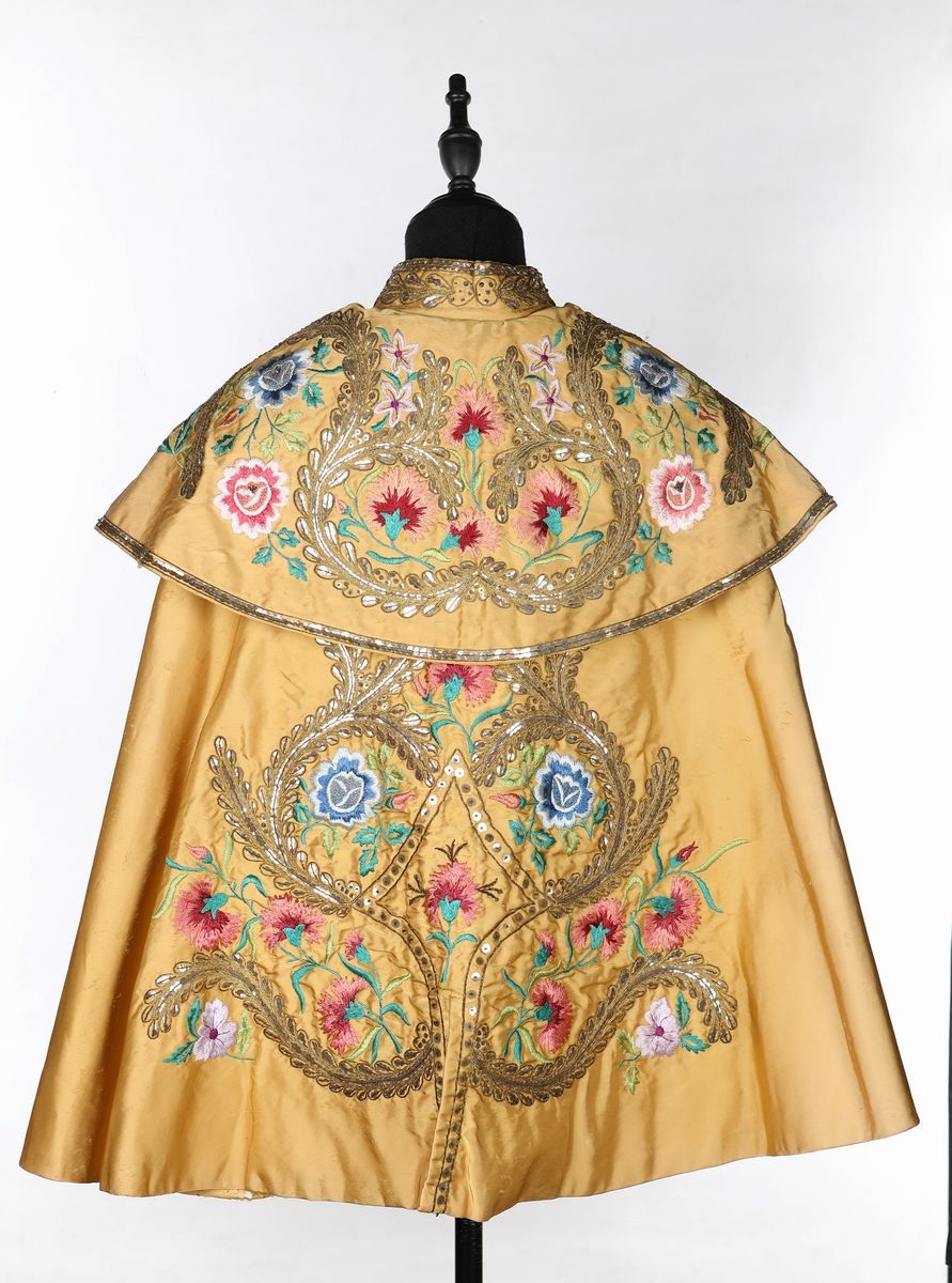 Mantello Matador in Raso di Seta Giallo Oro