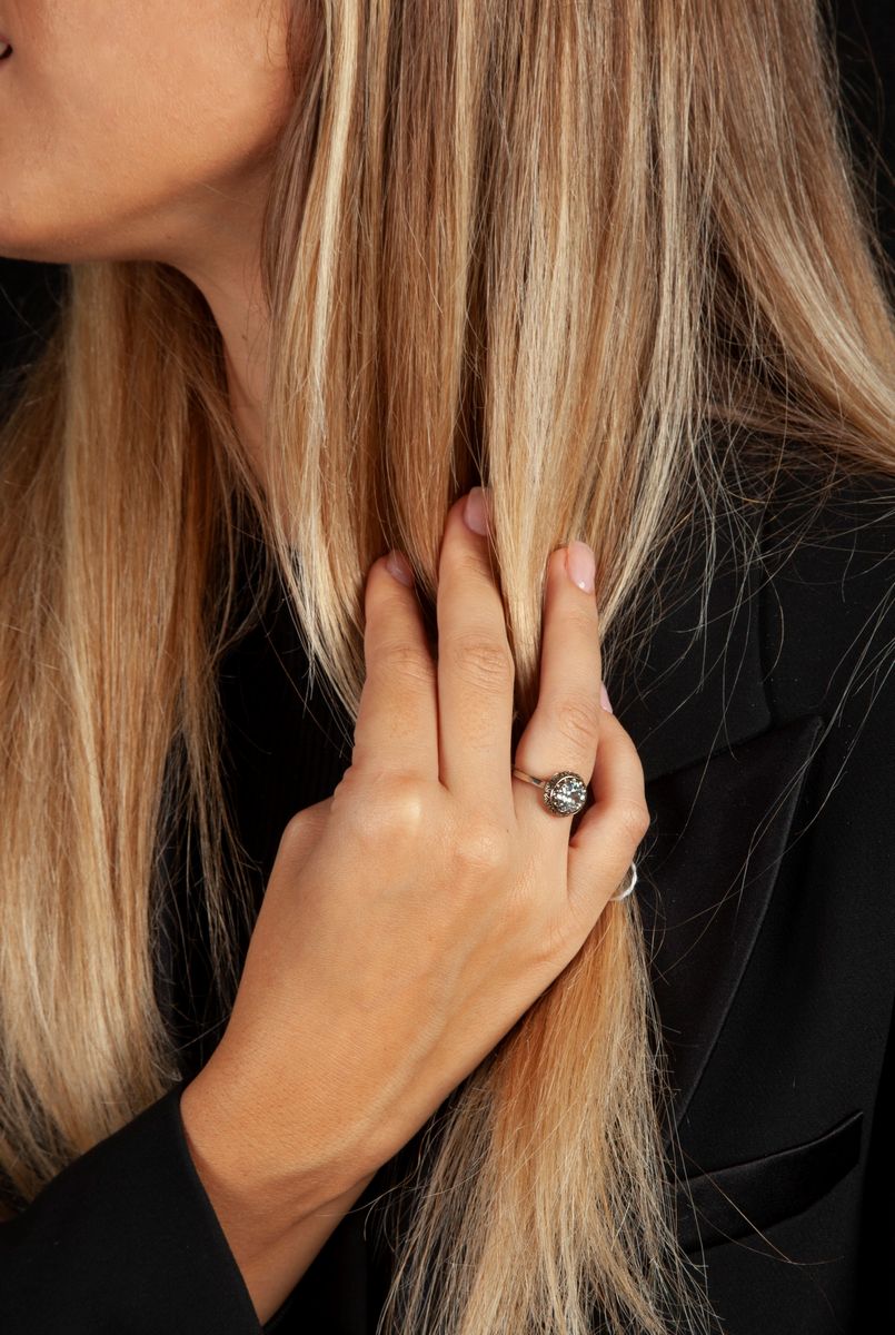 Anello Antico in Oro e Diamante Solitario