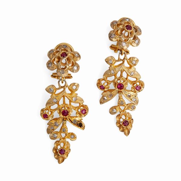 Coppia di orecchini pendenti, antichi, in oro diamanti e rubini