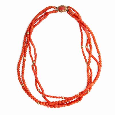 Collana Antica a Quattro Fili in Corallo Trapani in Vari Tagli con Chiusura in Oro