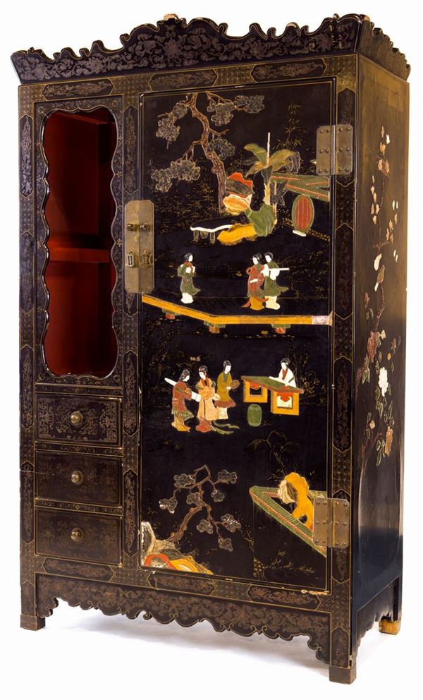 Mobile in legno laccato nero, Giappone, XX secolo