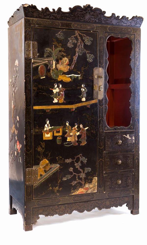 Mobile in legno laccato nero, Giappone, XX secolo