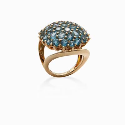 Anello in Oro a Bottone con Topazi Azzurri