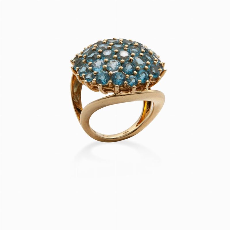 Anello in Oro a Bottone con Topazi Azzurri
