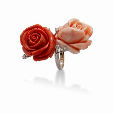 Anello in Oro, Rose in Corallo e Brillanti