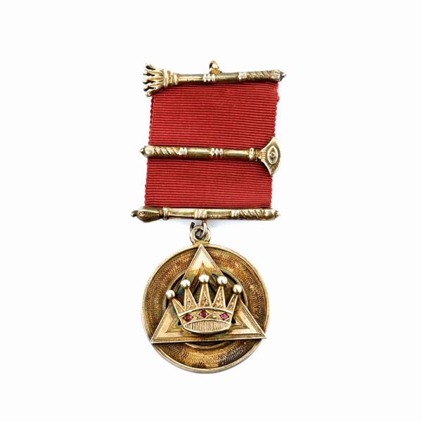Distintivo con coccarda e spilla della Israel R.A. Chapter n&#176; 634 in argento dorato