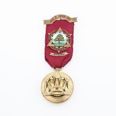 Distintivo con Coccarda e Spilla della Walnut Tree Chapter N° 5192 in Argento Dorato e Smalt...