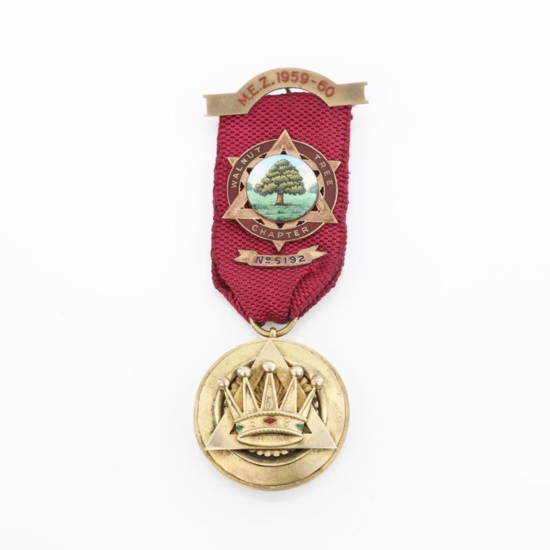 Distintivo con Coccarda e Spilla della Walnut Tree Chapter N° 5192 in Argento Dorato e Smalt...