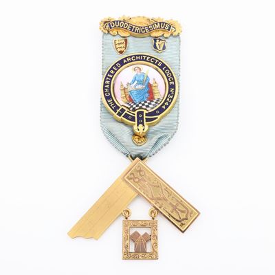 Distintivo con Coccarda e Spilla per il Duodetrigesimus della The Chartered Architects Lodge N...