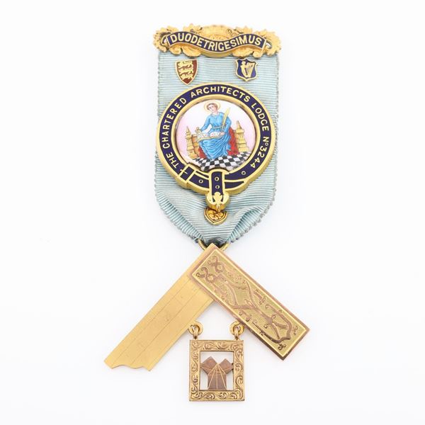 Distintivo con coccarda e spilla per il Duodetrigesimus della The Chartered Architects Lodge n&#176; 3244 interamente in oro 9 kt