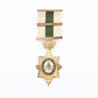 Distintivo con Coccarda e Spilla del 29th Regiment Of Foot N° 322 I.C. in Oro 9 Kt e Smalti