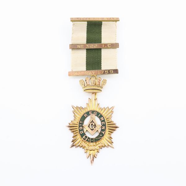 Distintivo con coccarda e spilla del 29th Regiment of foot n&#176; 322 I.C. in oro 9 kt e smalti