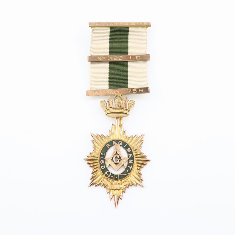 Distintivo con Coccarda e Spilla del 29th Regiment Of Foot N° 322 I.C. in Oro 9 Kt e Smalti