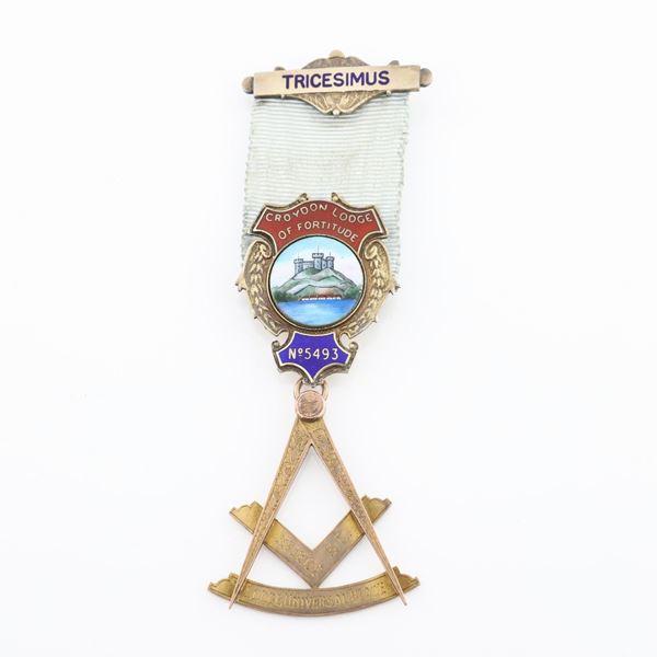Distintivo con coccarda e spilla per il tricesimus del Croydon Lodge of Fortitude n&#176; 5493 in oro 9 kt e smalti