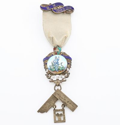 Distintivo con Coccarda e Spilla della St. George's Lodge N° 3818 in Argento Dorato e Smalti
