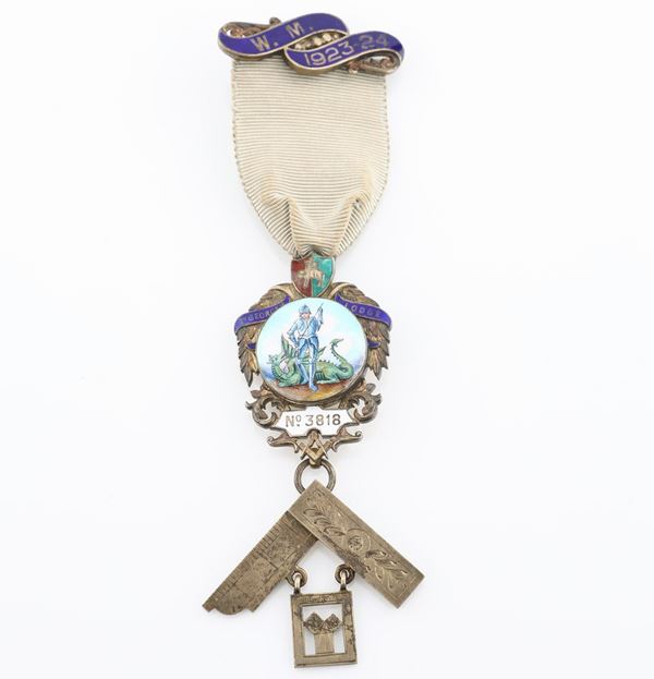 Distintivo con coccarda e spilla della St. George&#39;s Lodge n&#176; 3818 in argento dorato e smalti