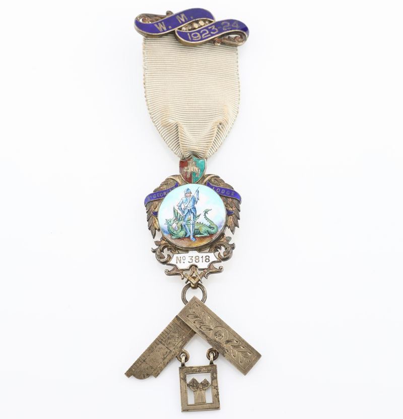 Distintivo con Coccarda e Spilla della St. George's Lodge N° 3818 in Argento Dorato e Smalti