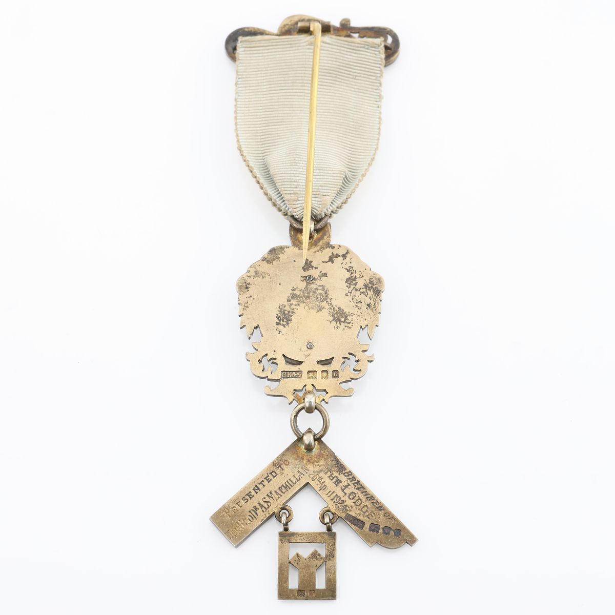 Distintivo con Coccarda e Spilla della St. George's Lodge N° 3818 in Argento Dorato e Smalti