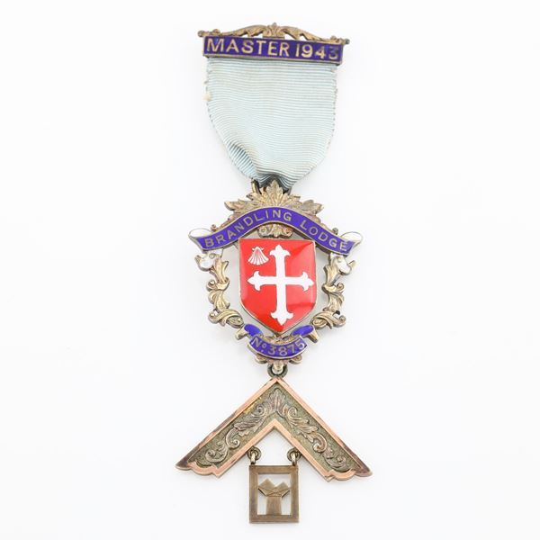 Distintivo con coccarda e spilla della Brandling Lodge n&#176; 3875 in argento dorato e smalti, Londra, argentiere Spencer