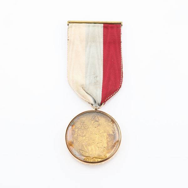 Distintivo con coccarda e spilla del Charity &amp; Benevolence Instituted 1830 in argento dorato e oro 15 kt 