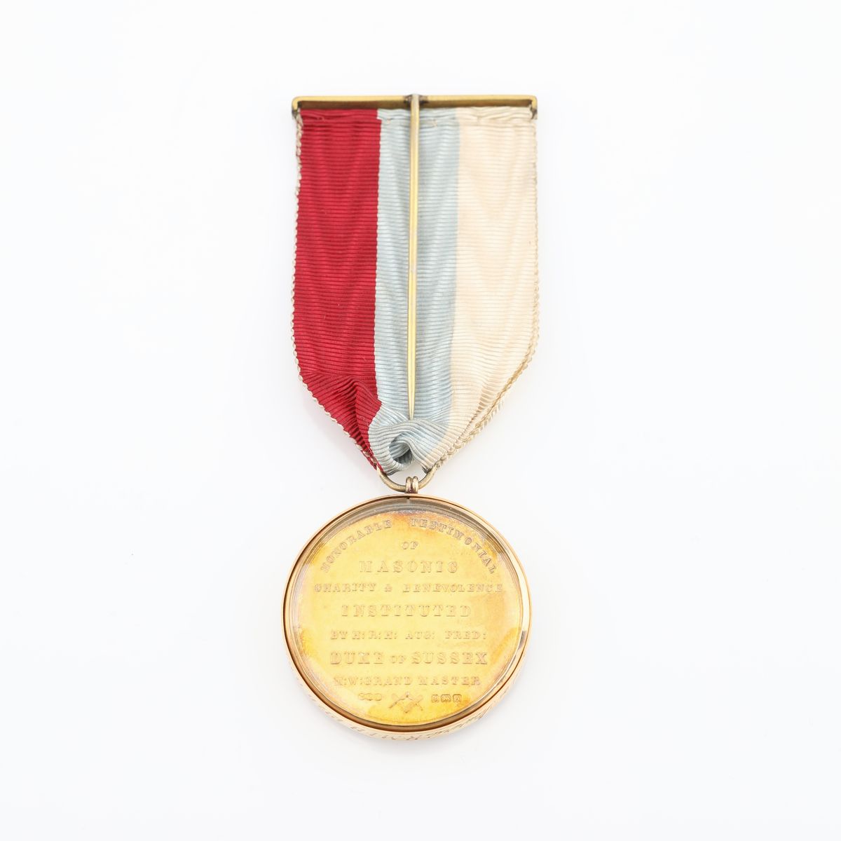 Distintivo con Coccarda e Spilla del Charity & Benevolence Instituted 1830 in Argento Dorato e Or...