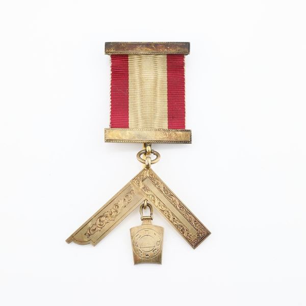 Distintivo con coccarda e spilla di Simon De Montford Lodge n&#176; 194 in argento dorato