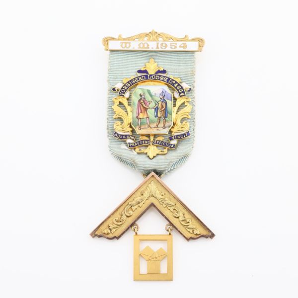 Distintivo con coccarda e spilla del Vortigern Lodge n&#176; 4854 in oro 9 kt e smalti