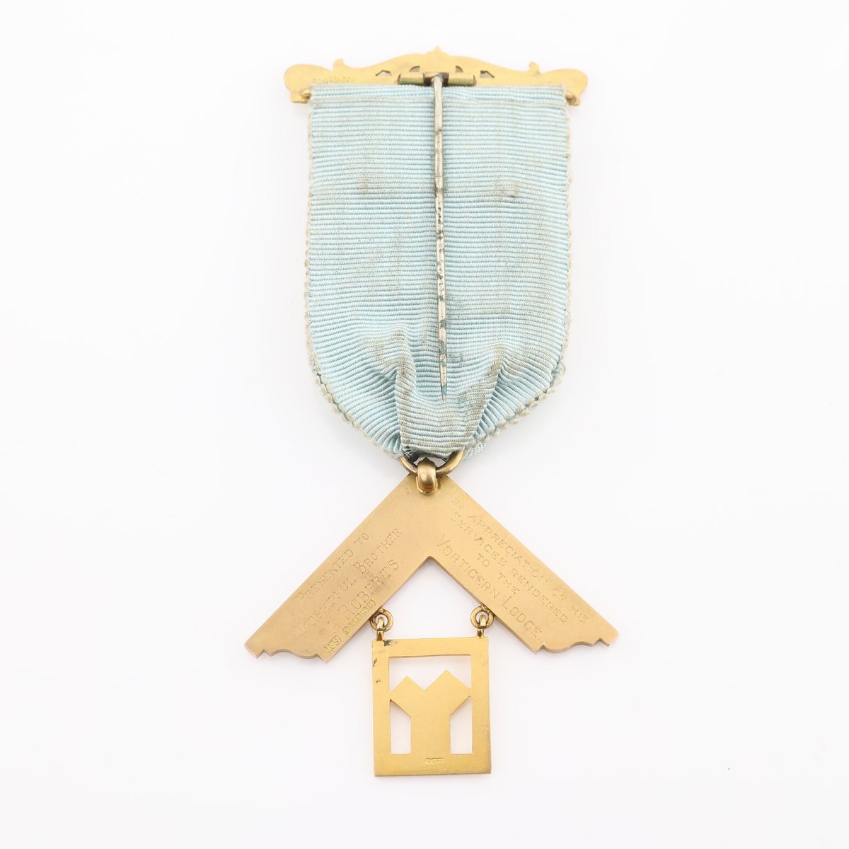 Distintivo con Coccarda e Spilla del Vortigern Lodge N° 4854 in Oro 9 Kt e Smalti