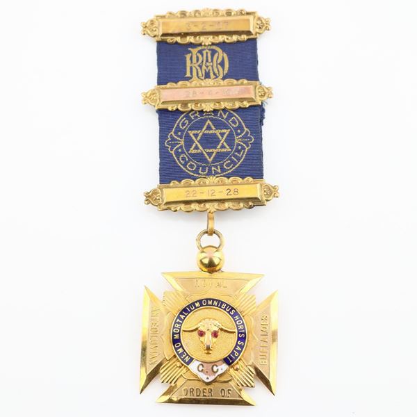 Distintivo con coccarda del Royal Antediluvian Order of Buffaloes in oro 9 kt e smalti