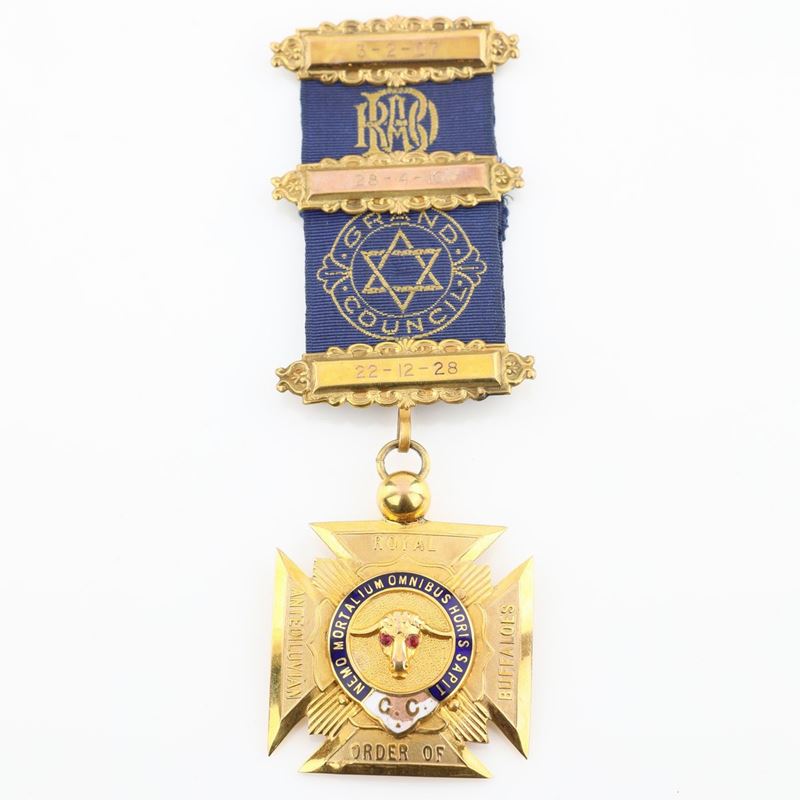 Distintivo con Coccarda del Royal Antediluvian Order Of Buffaloes in Oro 9 Kt e Smalti