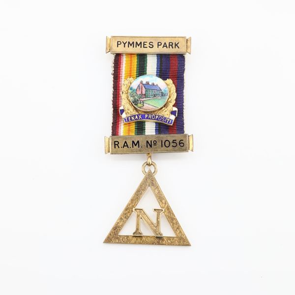 Distintivo con coccarda e spilla del Pymmes Park Lodge of R.A.M. n&#176; 1056 in argento sterling e smalti