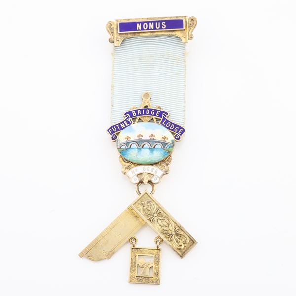 Distintivo con coccarda e spilla del Putney Bridge Lodge n&#176; 6686 in argento dorato e smalti