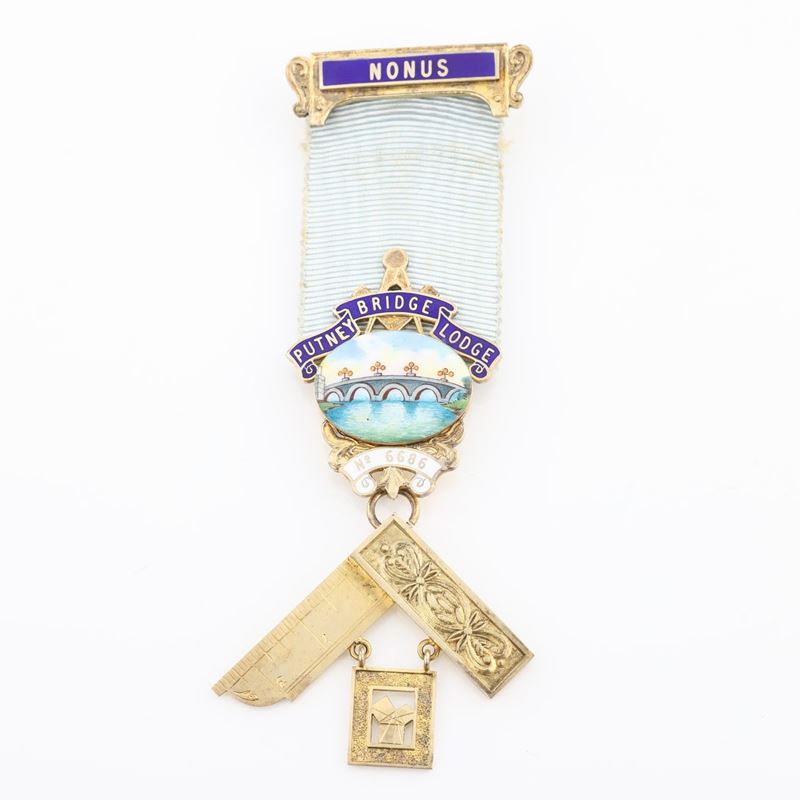 Distintivo con Coccarda e Spilla del Putney Bridge Lodge N° 6686 in Argento Dorato e Smalti