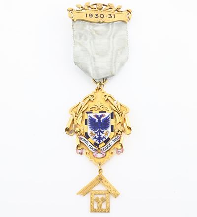 Distintivo con Coccarda e Spilla della Wimbledon Lodge N° 3160 in Oro 15 Kt e Smalti