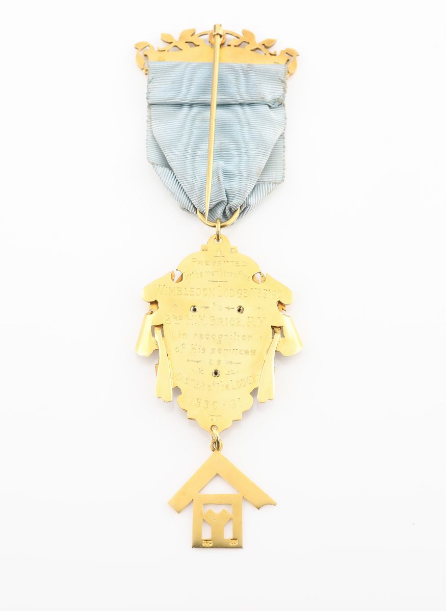 Distintivo con Coccarda e Spilla della Wimbledon Lodge N° 3160 in Oro 15 Kt e Smalti