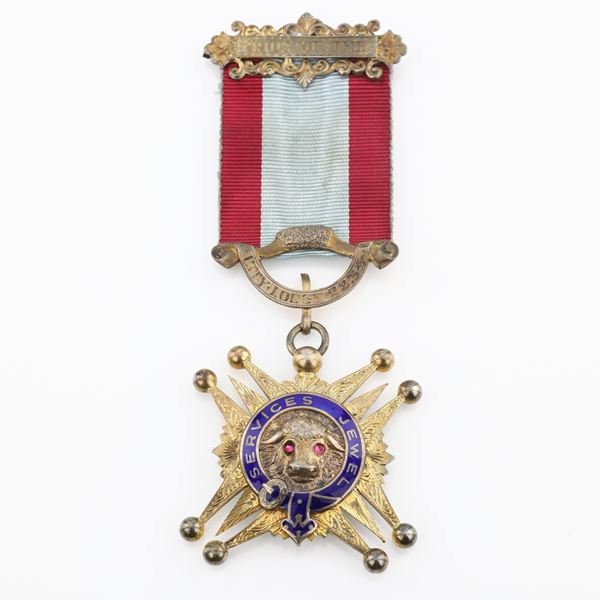 Distintivo con coccarda e spilla del Pride of the City Lodge n&#176; 2234 in argento dorato e smalti