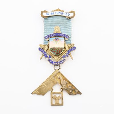 Distintivo con Coccarda e Spilla della Lodge Of Lorraine N° 7176 in Sterling Silver e Smalti