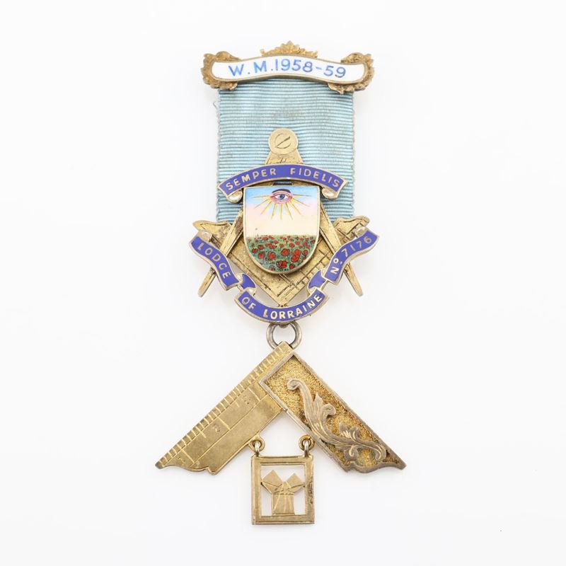 Distintivo con Coccarda e Spilla della Lodge Of Lorraine N° 7176 in Sterling Silver e Smalti