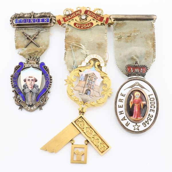 Tre distintivi con coccarda e spilla del Rahere Lodge n&#176; 2546 in argento dorato, oro 18 kt, smalti e brillanti