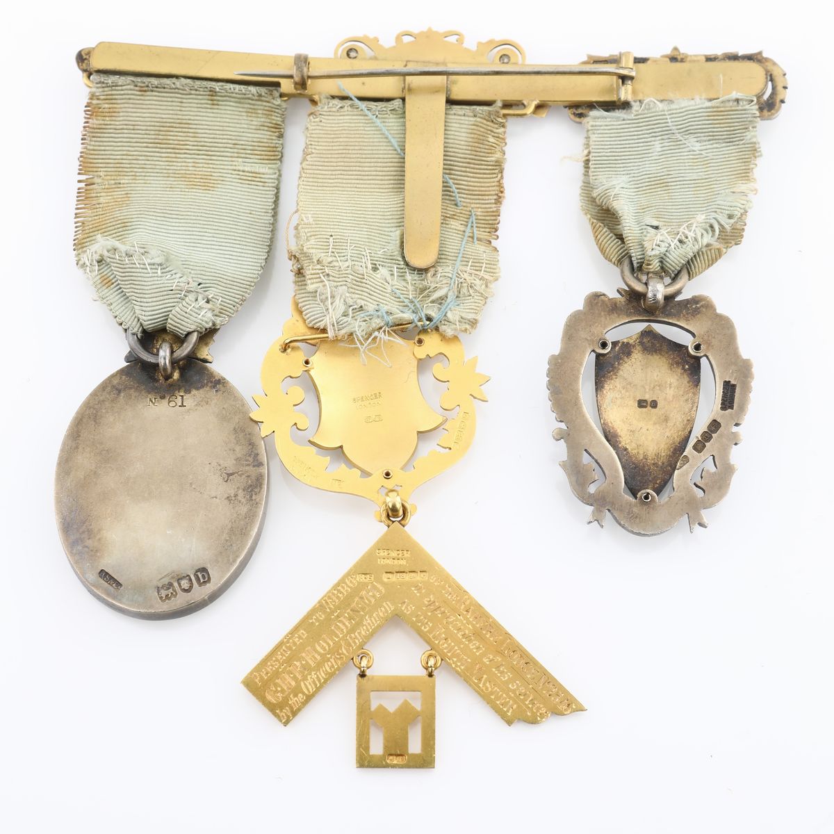 Tre Distintivi con Coccarda e Spilla del Rahere Lodge N° 2546 in Argento Dorato, Oro 18 Kt, ...